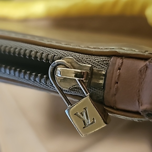 LOUIS VUITTON Monogram Vernis Lexington Accessory Pouch Gold M91010 (painted) - Picture 13 of 16